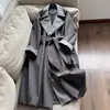 Nuevo Modelo 2026: Elegante Gabardina Larga Ceñida a la Cintura con Color Contrastante y Diseño de Falso Dos Piezas, Venta al por Mayor N6CF99097