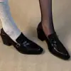 Cinto elegante com fivela, sapatos de couro pequenos estilo britânico para primavera/outono, mocassins de salto grosso, sapatos slip-on pretos da moda femininos, novo estilo 2026