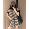 Traje casual coreano para mujer, con rayas en contraste, mangas cortas y volantes, conjunto deportivo de dos piezas a la moda, adelgazante y antiedad.