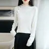 Suéter feminino de malha fina, nova coleção outono/inverno 2026, com gola semi-alta e decoração de botões diagonais, estiloso e adequado para camadas casuais