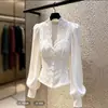 Tops Chic de Alta Gama con un Aspecto Impresionante y Sofisticado y una Vibración Elegante, Camisa Blanca de Terciopelo con Parches de Encaje que Ceñen la Cintura para Invierno
