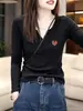 Camiseta básica simple de manga larga con cuello en V pequeño para mujer talla grande, nuevo estilo otoño 2026, camiseta base adelgazante y versátil para damas talla grande