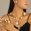 Pendientes de botón de flor hueca tridimensionales accesorios de collar diseño de nicho europeo y americano exquisito y elegante accesorios de joyería de alta gama para mujer