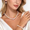 Set de cuatro piezas de joyería de perlas artificiales de estilo delicado, conjunto de collar, pulsera y aretes con accesorios en forma de corazón, accesorios versátiles para banquetes