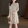 26 Vestido de Malha Macia com Renda Outono Inverno Moda Tendência Feminina Camada Interna Redutora de Idade Vestido de Lã Solto de Comprimento Médio
