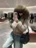 Nova jaqueta de algodão acolchoada com enchimento, acinturada, estilo inverno curto para mulheres, adequada para baixinhas, estilo coreano, sobretudo slim-fit, disponível em branco e preto