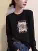 Camiseta de mujer de algodón puro de manga larga, estilo europeo, color marrón oscuro, hombros rectos, moderna y versátil, top favorecedor y elegante, adecuada como capa base
