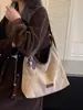 Bolso de mano retro estilo francés con acabado mate, nueva colección otoño 2026, bolso de hombro moderno, adecuado para uso diario, ir al trabajo y como bolso cruzado pequeño