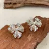 Aretes de Trébol de Cuatro Hojas con Textura Cepillada Plateada para Mujer, Pétalos Plegados Tridimensionales con Diamantes, Estilo de Lujo Ligero de Nicho, Aretes de Aguja de Plata
