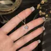 Colar com pingente de borboleta azul luminoso, moderno e popular, um acessório de corrente para clavícula estiloso e único para mulheres, disponível para atacado