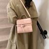 Otoño e Invierno 2025 Nuevo Bolso Pequeño Cuadrado Retro para Trabajar y Viajar Bolso de Hombro Casual de Moda La Sensación Más Fácil de Combinar Bolso Cruzado