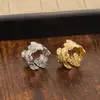 Anillo vintage de trébol de cuatro hojas para mujer, lujo ligero con un toque de alta gama, acero de titanio chapado en oro de 18 quilates, versátil y elegante, diseño de nicho