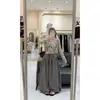 Impresionante conjunto de tres piezas: nuevo cárdigan gris de estilo coreano con estampado de corazones, superpuesto con una camisola ribeteada de encaje, combinado con pantalones de pierna ancha