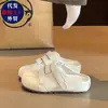 Mules únicas retro de suela gruesa y punta cerrada para mujer, calzado de verano para exteriores, nuevos versátiles casuales 2026 que aumentan la altura, slip-on tipo Birkenstock