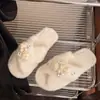 Elegantes pantuflas peludas con perlas florales para mujer, nuevo modelo 2026 para otoño e invierno, para casa y exteriores, pantuflas de algodón con tira cruzada