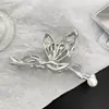 Pinza para el pelo de perla mariposa estilo Zhong Chuxi para mujer, pinza de tiburón para la parte trasera de la cabeza, pinza grande de metal tridimensional, nuevo 2025