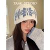 Gorro de punto con diseño de copo de nieve en jacquard para mujer, gorro de lana estilo coreano para otoño e invierno, gorro cálido con cabeza grande que muestra la cara, gorro pequeño y moderno para el frío.