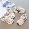 Sapatos infantis, tênis estilosos, novo modelo outono 2026, sapatos estilo "dad shoes" com sola macia para crianças na pré-adolescência, calçados casuais respiráveis para meninas