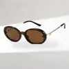 Novos óculos de sol americanos retrô de armação pequena oval com design torcido inspirado na Chanel, oferecendo um visual de luxo leve e elegante, adequados para viagens de carro à beira-mar e uso versátil