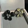 Exquisitos Aretes de Camelia Esmaltados en Negro, Pequeños y Versátiles Accesorios Clásicos para Orejas
