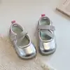 Zapatos de Cuero Suave y Resistentes al Desgaste para Niñas 2026 Verano Nuevos Zapatos Casuales de Moda Zapatos Individuales Simples Antideslizantes para Bebé