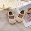 Sapatos Pequenos de Couro Plissados Estilo Little Chanel para Crianças Primavera 2025 Novos Sapatos de Princesa com Solado Macio para Meninas Mocassins Baixos