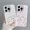 Funda para teléfono de pareja con gatito y cachorro atrapando mariposas, adecuada para Apple 18PROMAX, funda rígida iPhone17 plateada degradada