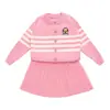 Conjunto de Suéter de Punto para Niñas, Nuevo Otoño/Invierno Estilo Universitario Bordado de Dibujos Animados Cardigan de Manga Larga y Falda Plisada Conjunto de Dos Piezas, Moderno