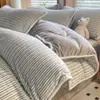 Conjunto de Quatro Peças em Malha Leite com Listras Catiônicas Outono/Inverno Espessado Quente Coral Fleece Flanela Dupla Face Roupa de Cama