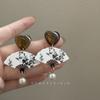 Pendientes de abanico en relieve de estilo chino para mujer, nuevos pendientes de nicho 2024, pendientes de temperamento retro únicos, pendientes de alta gama