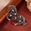 Broche de Caballo de Alta Gama para Mujer, Moda de Lujo Ligero, Corsage Retro de Nicho, Accesorios para Traje, Joyería de Pines al por Mayor