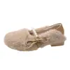 Chinelos fofos para mulheres, populares no outono e inverno, com forro de fleece, design slip-on, enfeites de pérolas, solas antiderrapantes, detalhes de laço e um design quente estilo coreano