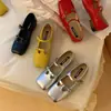 Sapatos Baixos de Couro Estilo Retrô Francês para Mulheres, Novo Estilo Primavera 2026, Bico Quadrado, Sapatos de Salto Baixo, Sapatos Mary Jane com Uma Tira