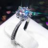 Anel Feminino Banhado a Ouro Zircônia Incrustada Diamante Sintético Braço Torcido Cruzado Elegante Lindo Floco de Neve Coração de Pêssego Anel de Quilate
