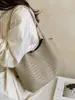 Bolso de cubo tejido de alta gama para mujer, nuevo diseño de moda trendy de nicho 2026, popular este año, bolso de hombro, bolso para el trabajo