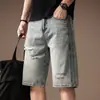 Pantalones cortos de mezclilla rasgados de marca de moda para hombre, pantalones casuales rectos holgados de longitud media, estilo delgado de verano 2026