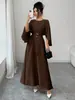 Vestido Feminino Amazon Cross-Border Estilo Europeu e Americano para o Dia a Dia com Gola Redonda, Manga Flare, Cinto com Fivela de Metal para Marcar a Cintura e Efeito Drapeado