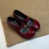 Sapatos femininos de bico redondo, simples, vazados, com salto grosso, versáteis para o trabalho, estilo coreano, novos 2026, vintage, slip-on, Mary Jane