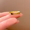 Anillo de Acero Titanio con Brillo Fino de Cielo Estrellado Estilo Francés de Lujo Ligero en Forma de Cruz para Mujer Versátil Nuevo Anillo de Dedo Índice de Gama Alta