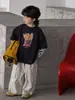 Calça Infantil 2026 Meninos Primavera Nova Estilo Vintage Desgastado Tendência Cool Bolso Canguru Patchwork Estilo Coreano Calça Cargo para Crianças