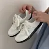 Tênis femininos estilo coreano, leves e antiderrapantes, coleção outono 2026, tênis esportivos casuais da moda de cano baixo com bolinhas para estudantes