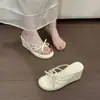 Primer Encuentro con las Nuevas Sandalias de Verano para Mujer sin Cierre con Pedrería 2026, con un Toque de Lujo, Adecuadas para Combinar con Vestidos, con Tacón de Cuña y Diseño de Pinza para los Dedos