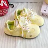 Zapatillas de entrenamiento alemanas para niñas estilo lindo, nueva colección 2026, con detalles de moño, zapatillas deportivas para niños, zapatillas amarillas estilo coreano de otoño, ligeras