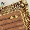 O Mesmo Estilo dos Brincos de Flor de Íris Trevo de Quatro Folhas da Loja Dourada para Mulheres, Design de Nicho de Luxo Leve, Brincos de Alta Qualidade com uma Vibração Simples e Elegante