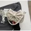 Bolsa Feminina Pequena Estilo Europeu com Laço 2026 Nova Tendência Nicho Super Popular Bolsa de Ombro de Axila com Toque de Luxo Bolsa Transversal