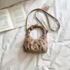 Bolso de mano nuevo de lunares con forma de nube 2026, un bolso tote de nicho y elegante para mujer, se puede llevar en la mano o usar como bolso de hombro o bolso cruzado, hecho de gamuza de alta calidad, versátil y elegante