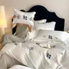 Conjunto de luxo minimalista de 60 contagens 100% algodão bordado com algodão de fibra longa de quatro peças, conjunto de cama bordado de algodão puro de três peças