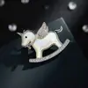 Diseño Original Broche Caballo Mecedora Unicornio de Nácar Aleación de Cobre de Alta Gama Broche Microincrustado de Circonita Corsage para Mujer