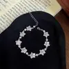 Pulsera de flor de plata con diamantes completos, fresca y elegante, muñequera de lujo ligero de nicho de alta gama, muñequera versátil y elegante para el día a día