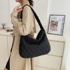 Bolso de mujer Otoño 2022 Nuevo estilo coreano de gran capacidad con bordado rómbico y acolchado de algodón, bolso de nube para mujer, bolso de un solo hombro bajo el brazo